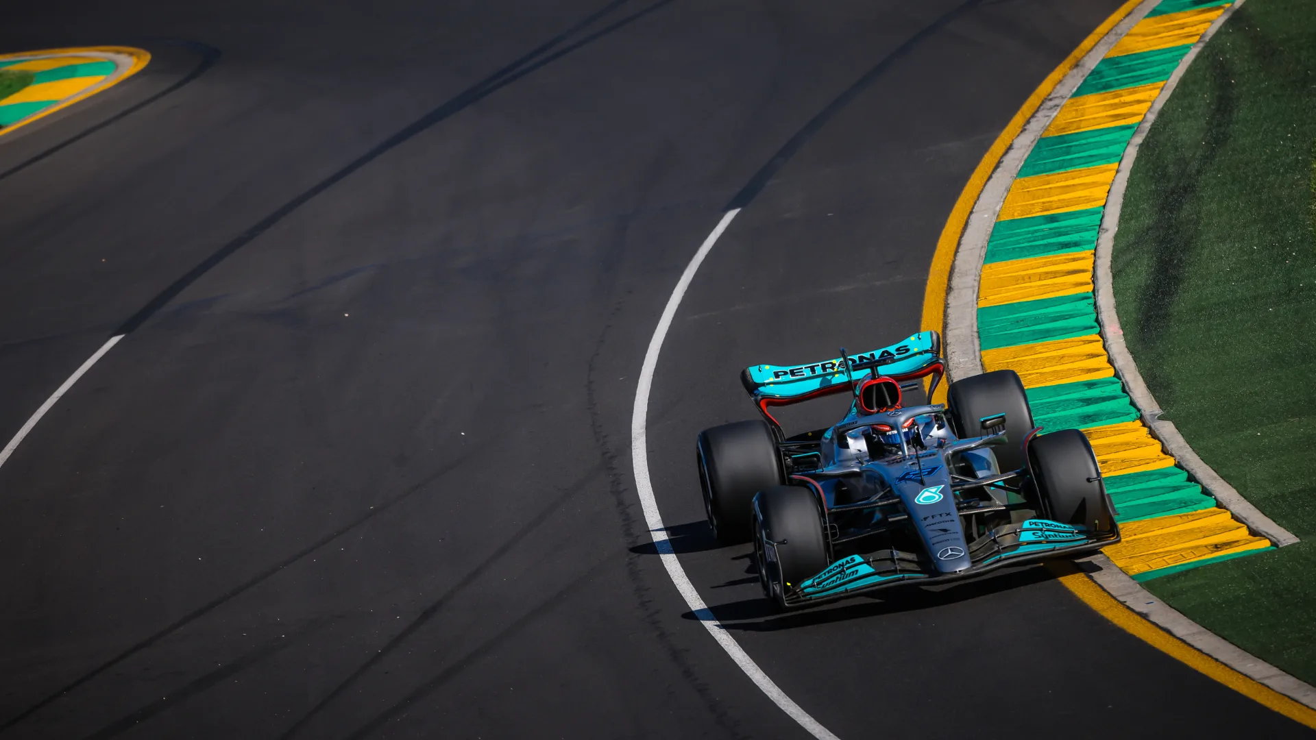 Formel 1-bil i kurva under lopp