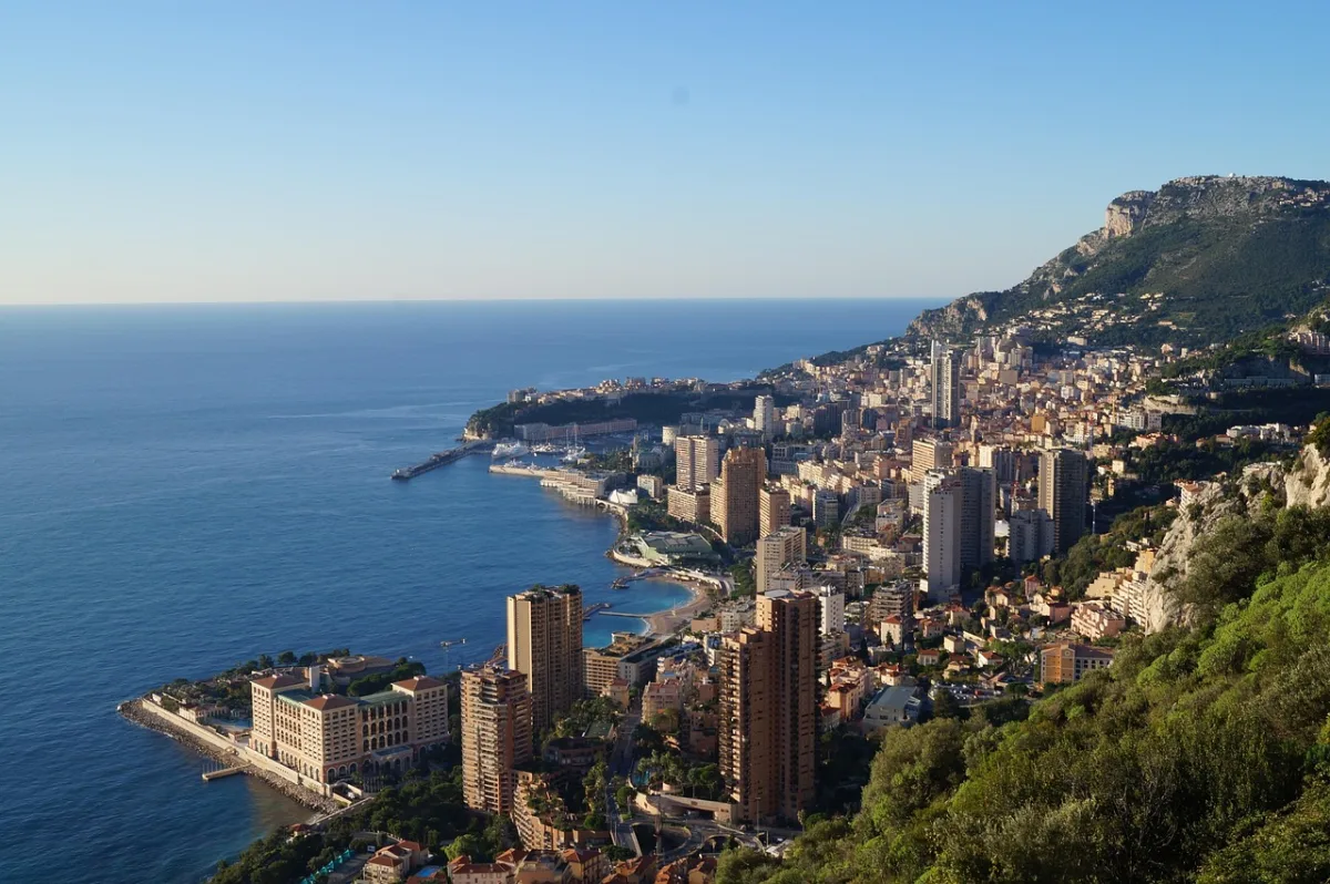 Kustvägen vid Monte Carlo och franska Rivieran, sedd från havet