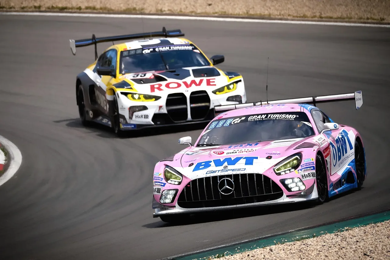 Racerbil på en formel 1-bana i högsta fart