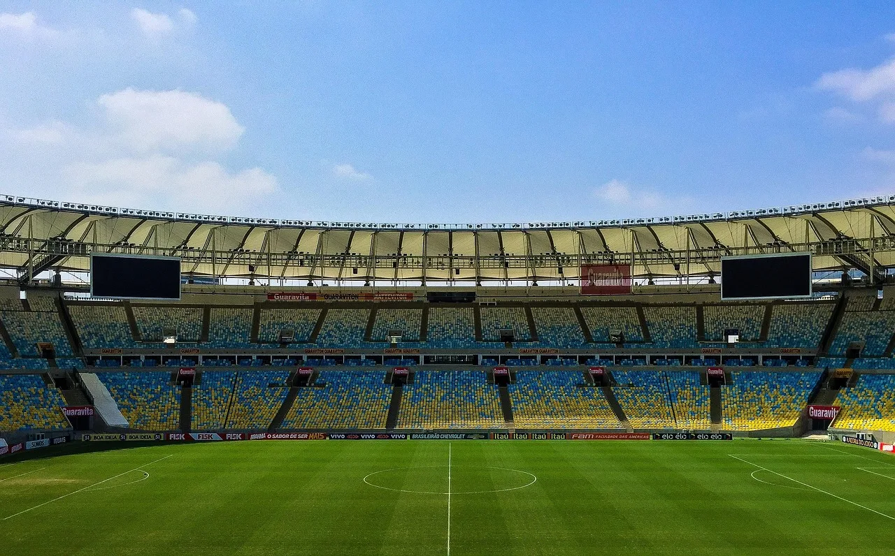 Fodboldstadion ved solnedgang, symbol på store sportsbegivenheder KIA sponsorerer