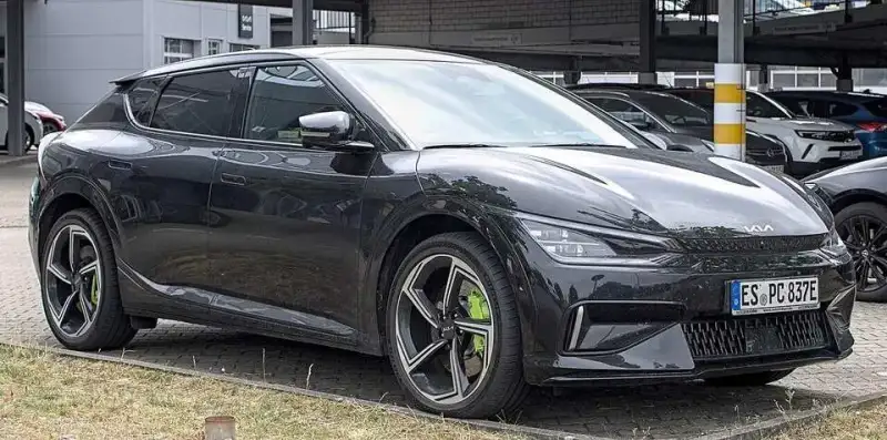 Kia EV6 GT i rött – prestandaversion framifrån