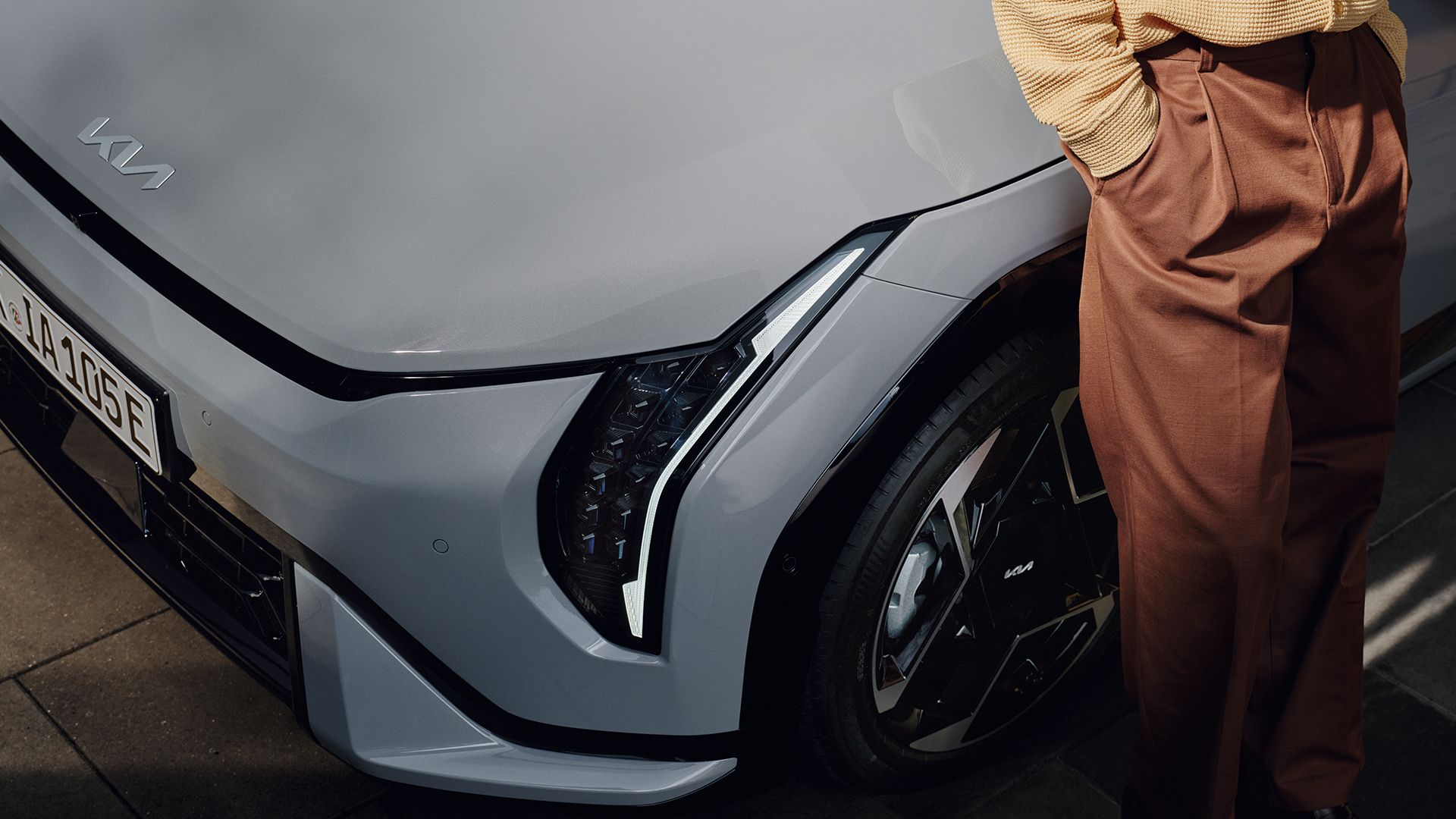 Kia EV4 framifrån – Tiger Face med vertikala LED-varselljus