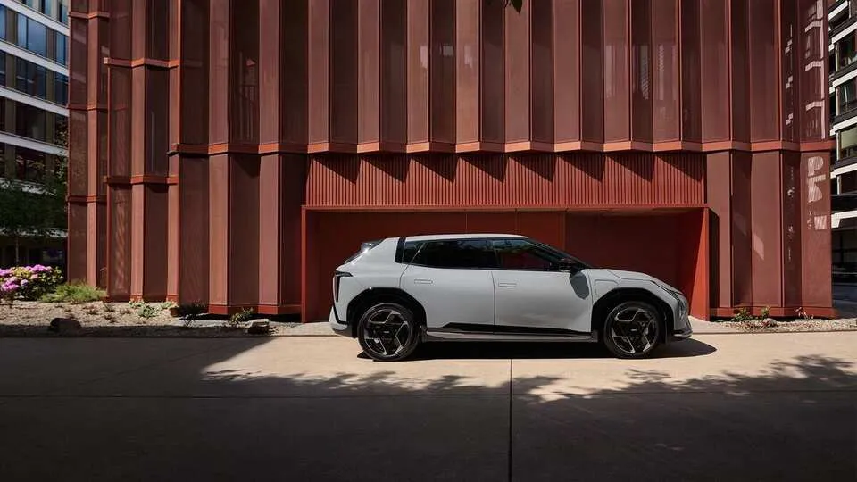 Kia EV4 sidoprofil – elektrisk sedan