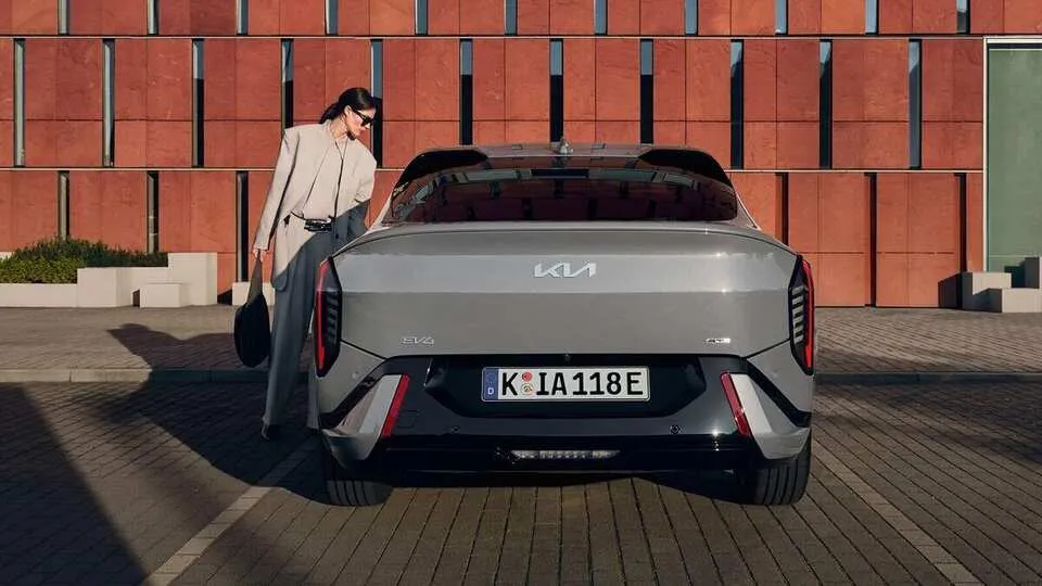 Kia EV4 bagageutrymme – elektrisk sedan med 490 liter