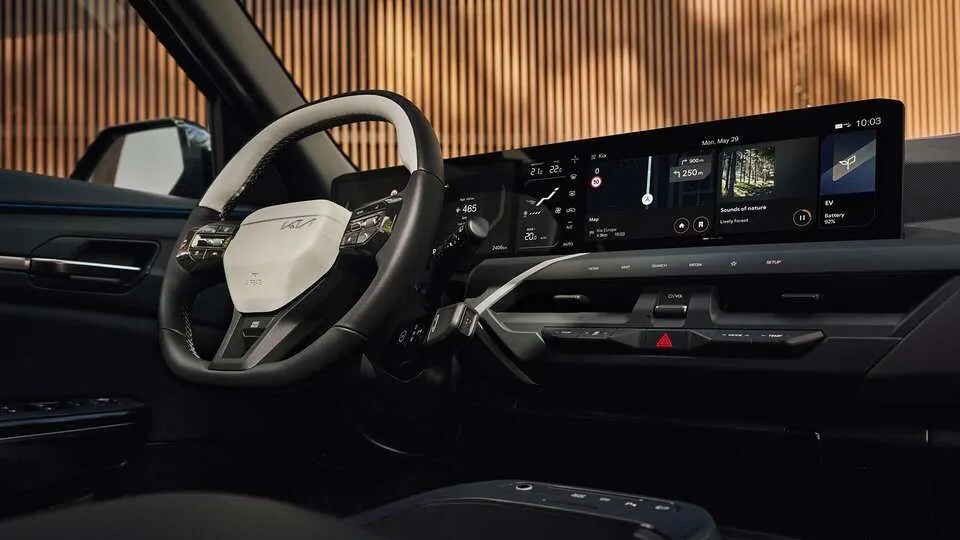 Kia EV5 infotainment – trippelskärm med Apple CarPlay och Android Auto