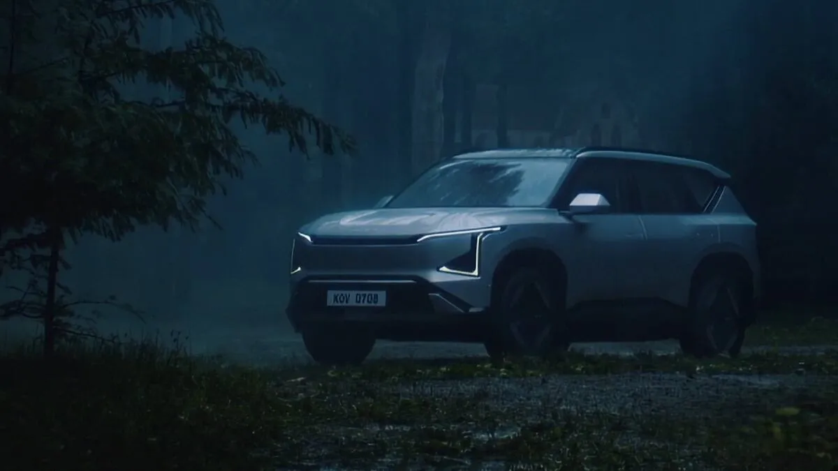 Kia EV5 i film – kampanjbild från Knives Out samarbete