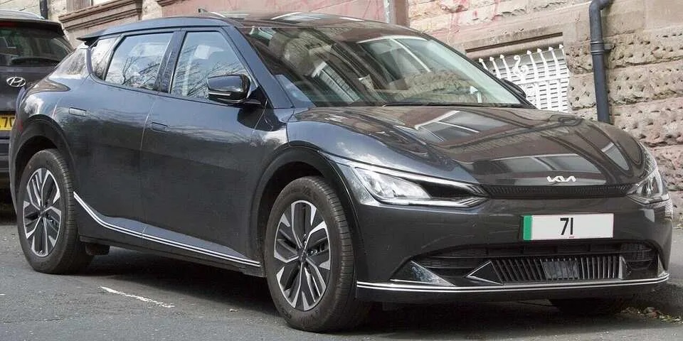 Kia EV6 2022 framifrån – vit crossover-elbil