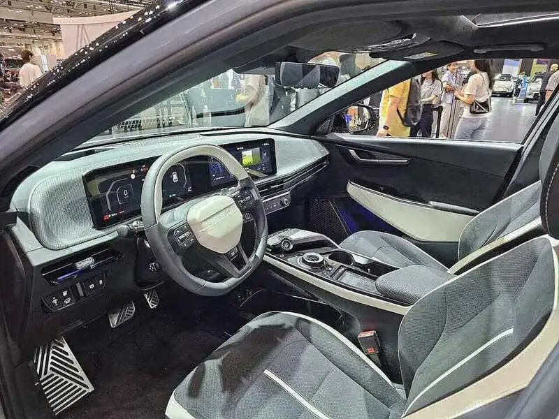 Kia EV6 GT-Line interiör – dubbla skärmar och svart skinn
