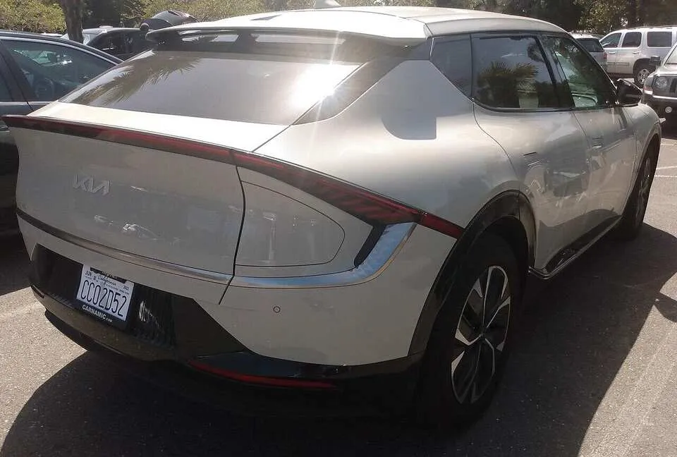 Kia EV6 bakifrån – LED-ljusramp